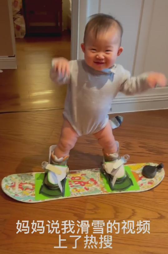 这个11月大的萌娃火了！不会走路，却能独立滑雪