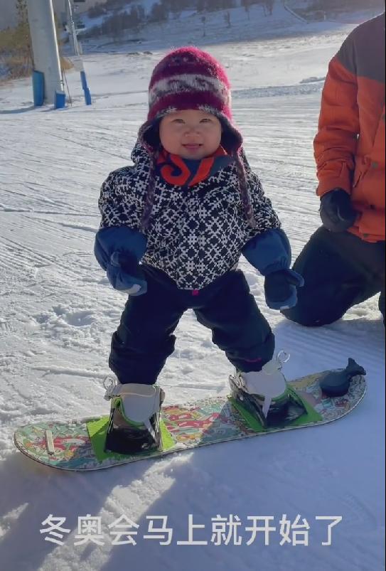 这个11月大的萌娃火了！不会走路，却能独立滑雪