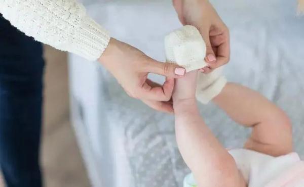 只因宝妈一个疏忽，湖南新生1天婴儿险截肢，这些日用品的危险性千万别忽视