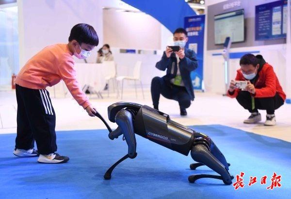 感受5G+成果展的“黑科技”