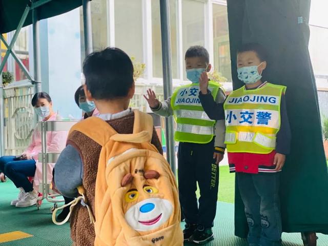 湖北教育新闻丨大手牵小手，这个幼儿园的萌娃交警“上岗”啦
