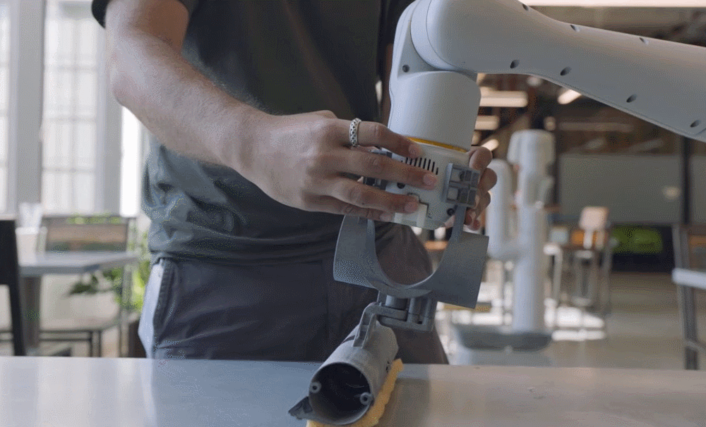 谷歌母公司聘了100多台机器人，扫地热菜擦桌子，还能自主学习