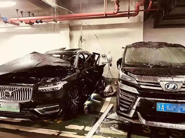 一新能源车充电中爆炸！品牌回应