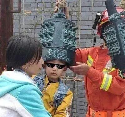 “喂？119吗？我家孩子头卡在马桶里了”