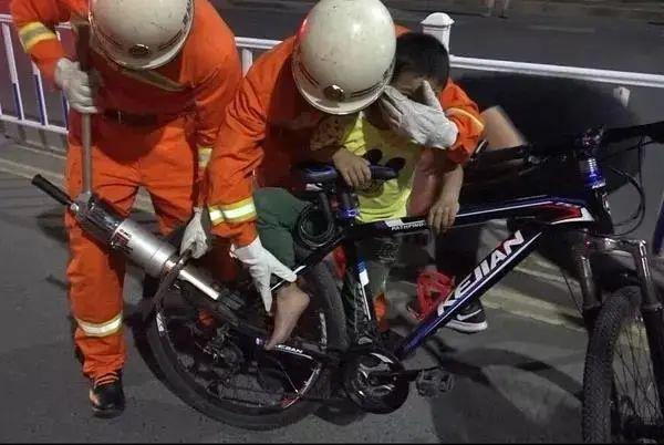 “喂？119吗？我家孩子头卡在马桶里了”