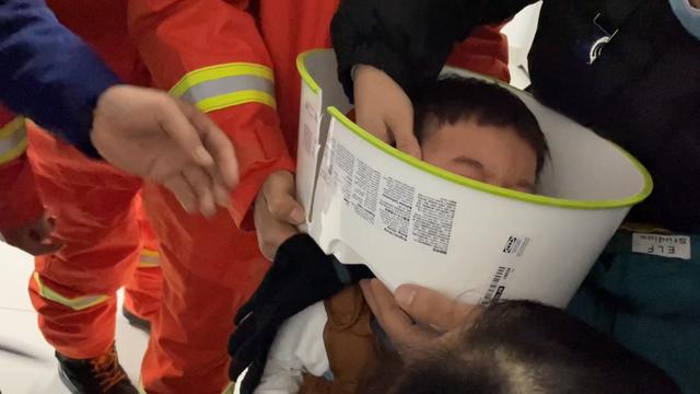 “喂？119吗？我家孩子头卡在马桶里了”