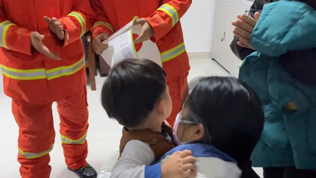 “喂？119吗？我家孩子头卡在马桶里了”