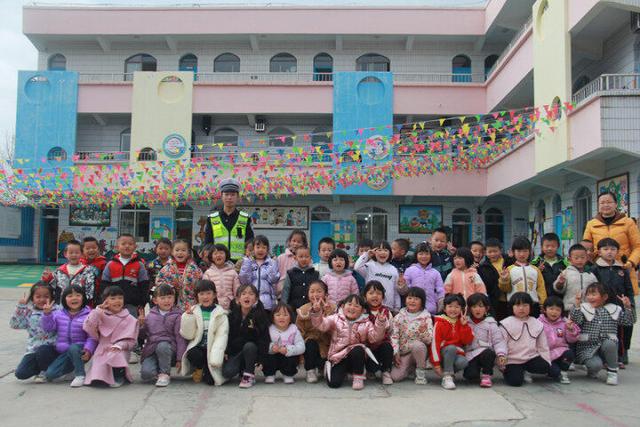 公安分局交警大队走进幼儿园开展交通安全宣传活动