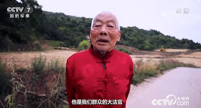 背着国徽翻山越岭，他究竟在干什么？