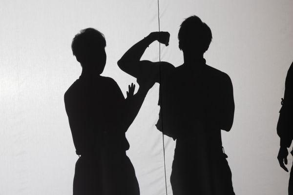 直播露点（五坚情直播露点换衣服！「内裤形状」全外泄...网暴动：太养眼）