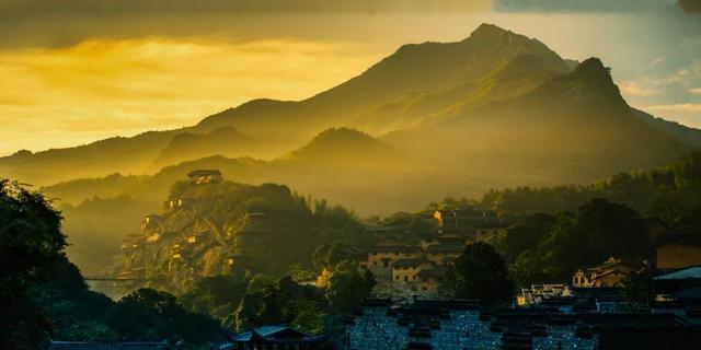 你是否想象過，住在峭壁之上，腳踏雲山，手摘星辰？12月18日起，懸空民宿免費住！