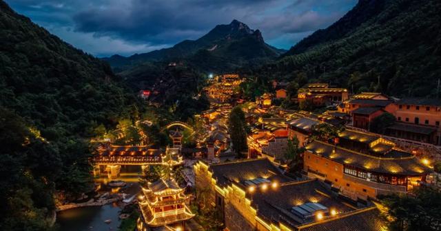 你是否想象過，住在峭壁之上，腳踏雲山，手摘星辰？12月18日起，懸空民宿免費住！