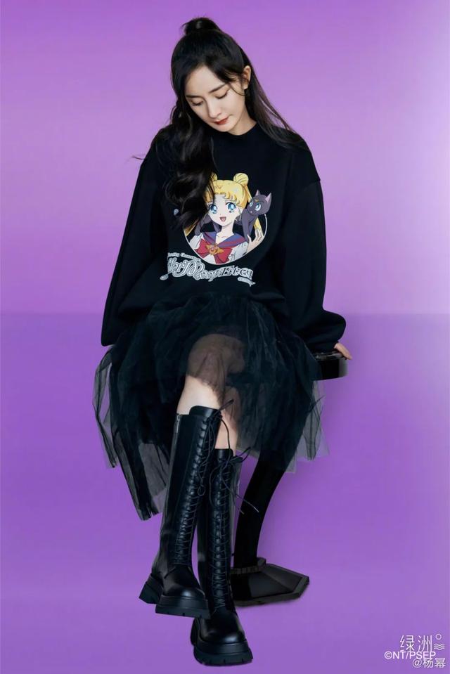 梳个半扎丸子头,身穿美少女卫衣蕾丝裙搭配骑士靴,一身黑色look俏皮