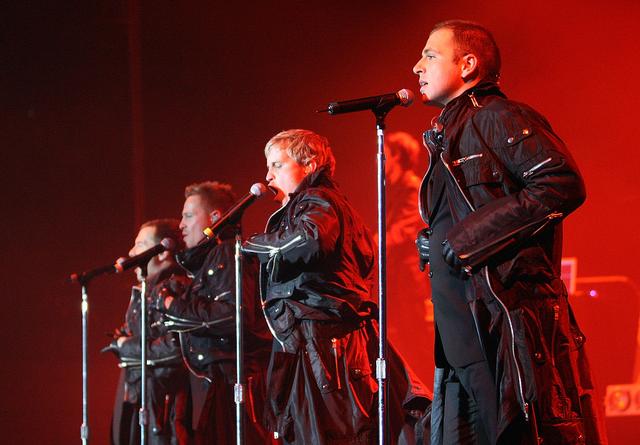 穿越开局唱平凡之路（平凡之路穿越视频）