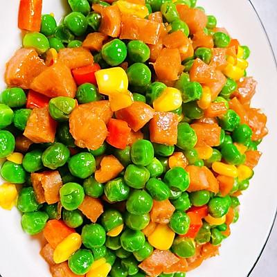 热油下锅1,青豆炒熟做法步骤用料青豆 火腿丁 玉米粒 火萝卜丁 酱油by