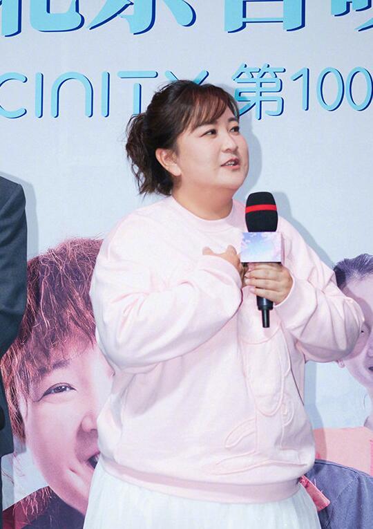 毕竟从现场的图片就可以看出,贾玲又比以前胖了不少.