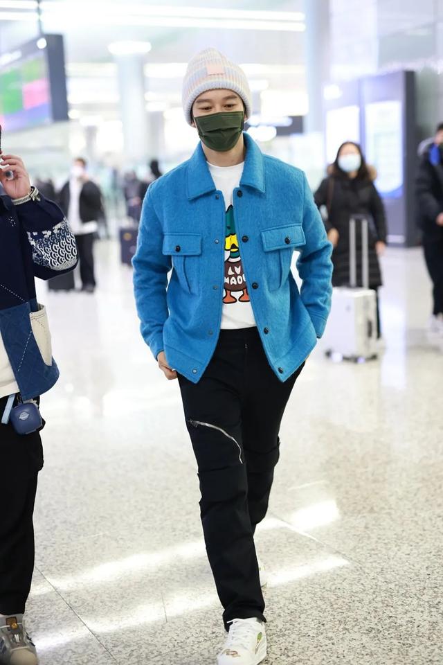 很喜欢把刘海掀起来露出眉眼的侯明昊呢～这身黑色拉链衫搭配灰色