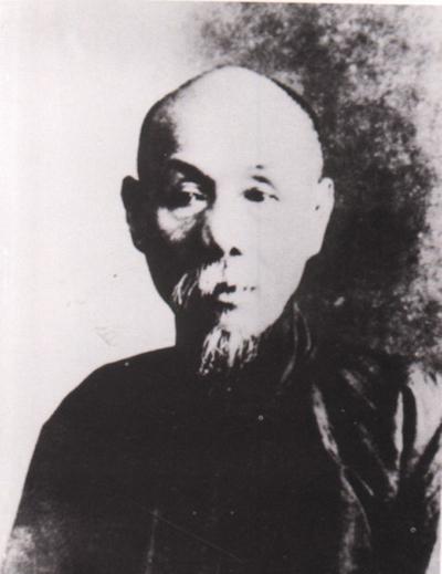 我多想抱着你哭原唱