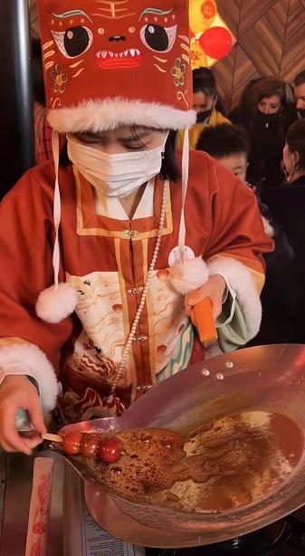 巴黎华人新春“小聚会”来了数百法国人：做了五六百个饺子，一百多碗刀削面，还有人没吃到