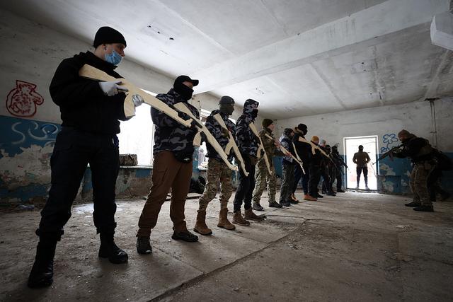 乌克兰平民开始接受战斗和生存训练