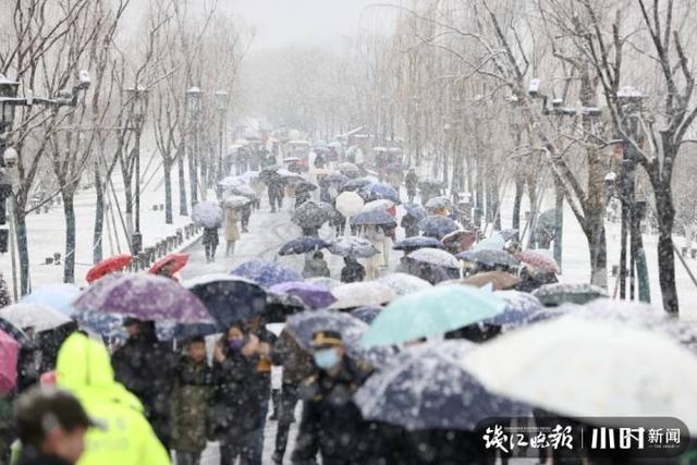 杭州西湖大雪纷飞景色优美