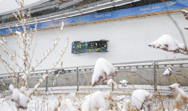 北京冬奥会｜壮观！在大雪中的“雪游龙”贴地飞行