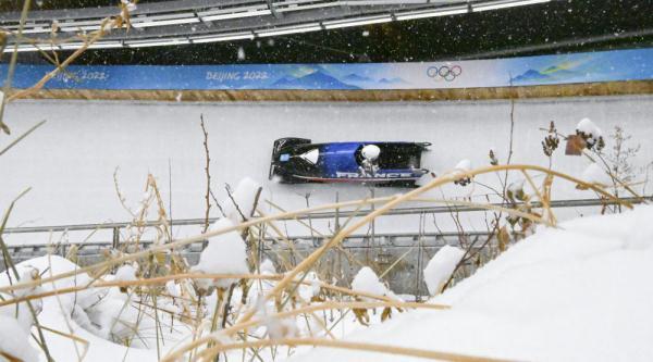 北京冬奥会｜壮观！在大雪中的“雪游龙”贴地飞行