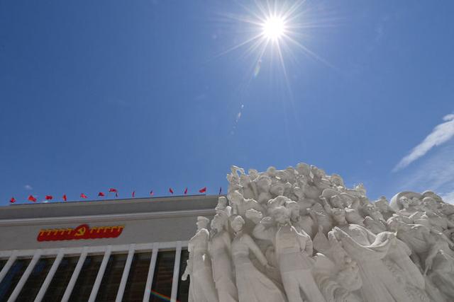 “党政军民学，东西南北中，党是领导一切的”——“十个明确”彰显马克思主义中国化新飞跃述评之一