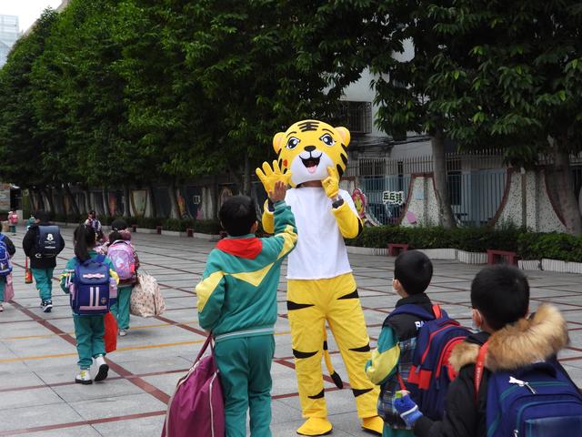 同济小学校长麦华丽：虎跃启新程  童心向未来
