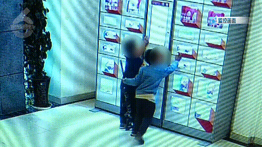 6岁男童被困在昆明一小区自动贩货机内，家长索赔100万元