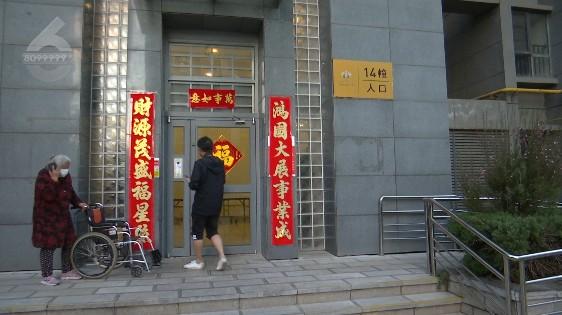 6岁男童被困在昆明一小区自动贩货机内，家长索赔100万元