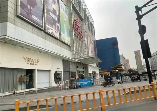 四季青市场暂停营业后的第一天 这些服装人在干嘛？不少改到仓库里直播 更有特价甩货