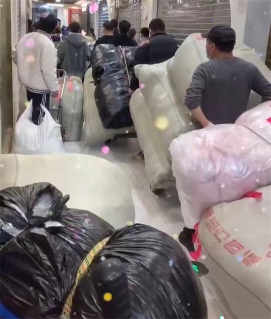 四季青市场暂停营业后的第一天 这些服装人在干嘛？不少改到仓库里直播 更有特价甩货
