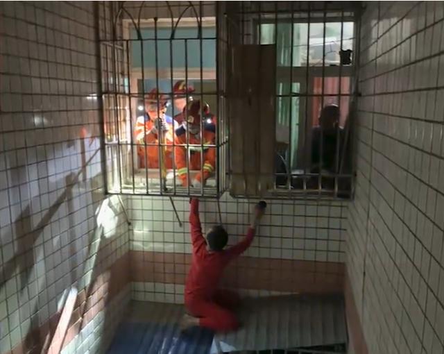 重庆一男子梦游翻窗跃出7楼，清醒后发现被困在5楼雨篷，消防员剪断防盗网救其脱困