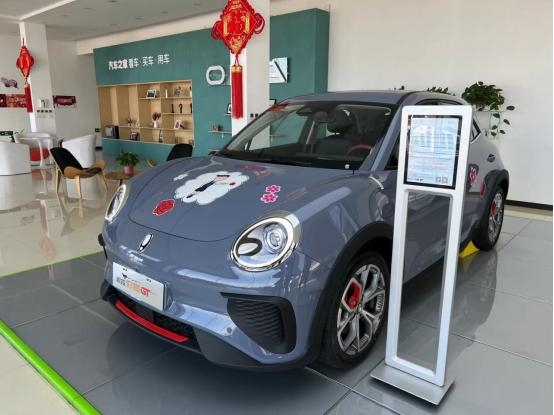 “卖一辆亏1万”！这家车企紧急停售热销车型！新能源车突现涨价潮，马斯克也“扛不住”！小型车电动车何去何从？