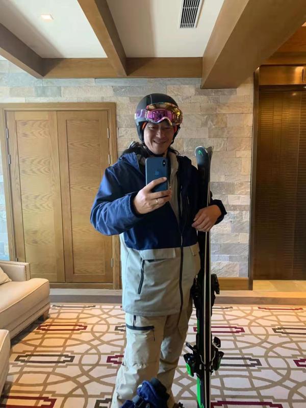 举着红酒杯排队检测的上海大叔找到了，朋友说他是“上海爷叔典范”