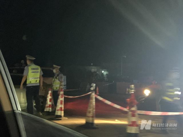 痛！东航MU5735坠毁，“坠毁时爆炸声很大，以为在打雷”，上千救援人员紧急搜救！东航停飞全部同型号客机，多家险企启动应急响应