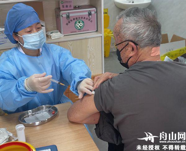 全媒体快报｜暖心！大干社区专车接送老年人打疫苗，打通疫苗接种“最后一公里”