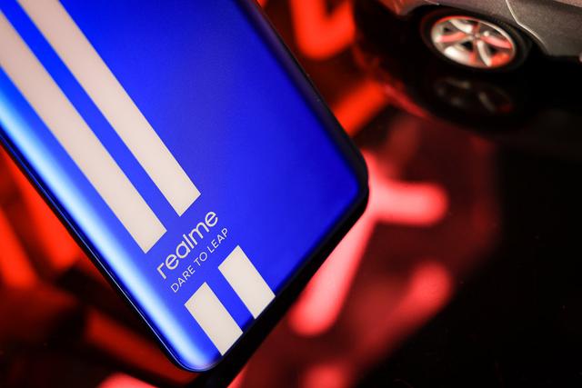 150W光速秒充突破速度极限 真我GT Neo3手机评测