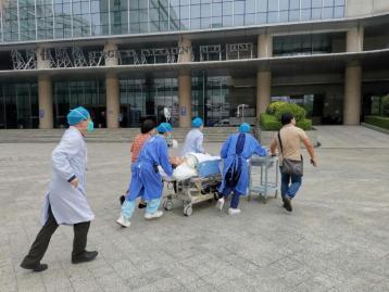 42岁男子电梯间突发心脏骤停，医社联动“教科书式”接力大抢救
