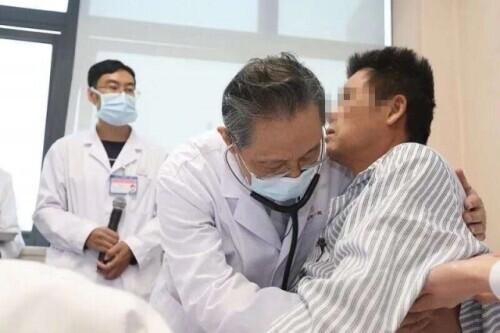 钟南山院士查房：拒绝“纸上谈兵”走到患者床边