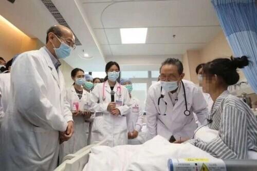 钟南山院士查房：拒绝“纸上谈兵”走到患者床边