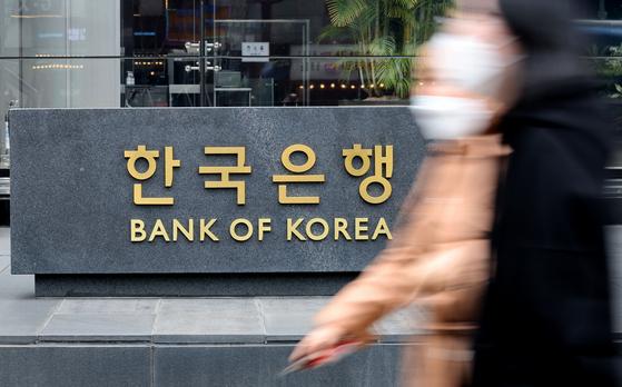 侃天下｜韩国政权交接冲突激烈，总统亲信隔空交火