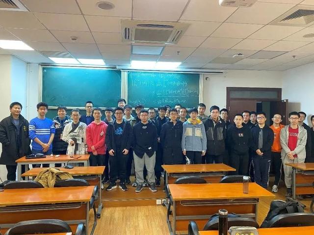 数院大神，一直都在：准封闭管理期间，他们为同学提供实时在线答题服务