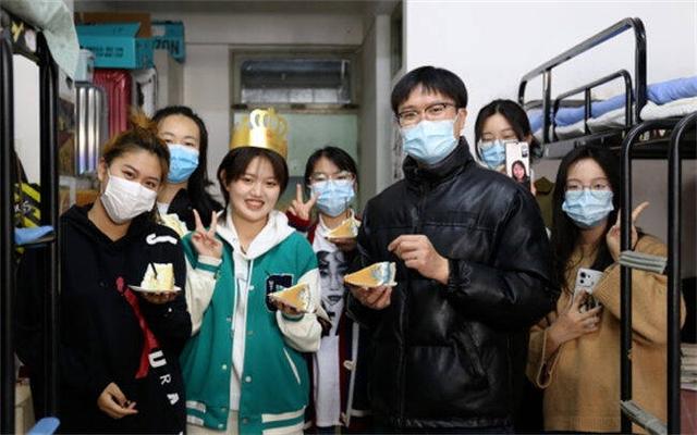最熟悉学生的人，24小时昼夜守护…向所有奋战在一线的高校辅导员致敬