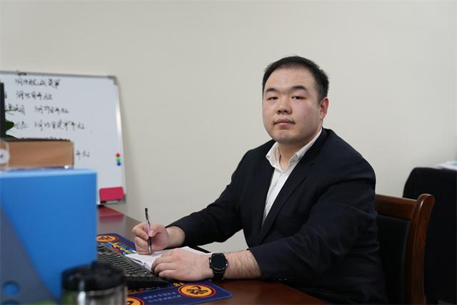 每次获取承揽项目之后,李济文第一件事下载招标文件