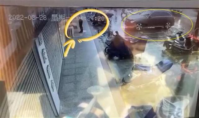 越野车冲上台阶撞上老人致其死亡，广东信宜警方：正调查原因