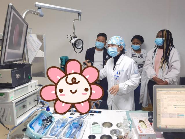 尴尬！相亲时咳出一块黄色“石头”，她长期口臭的原因终于找到了