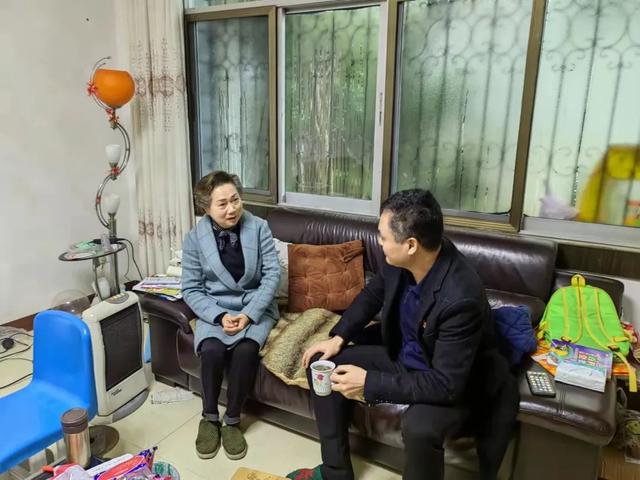 乐平市公安局党委走访慰问看守所隔离执勤民警家属