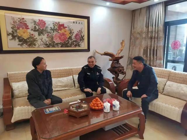 乐平市公安局党委走访慰问看守所隔离执勤民警家属